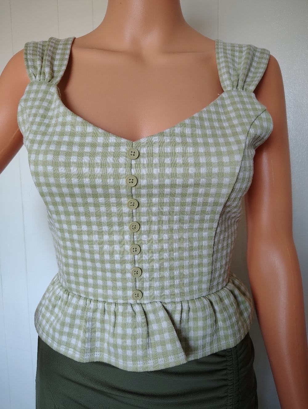 Sleeveless Gingham Button-Front Top in Sage Green Size L